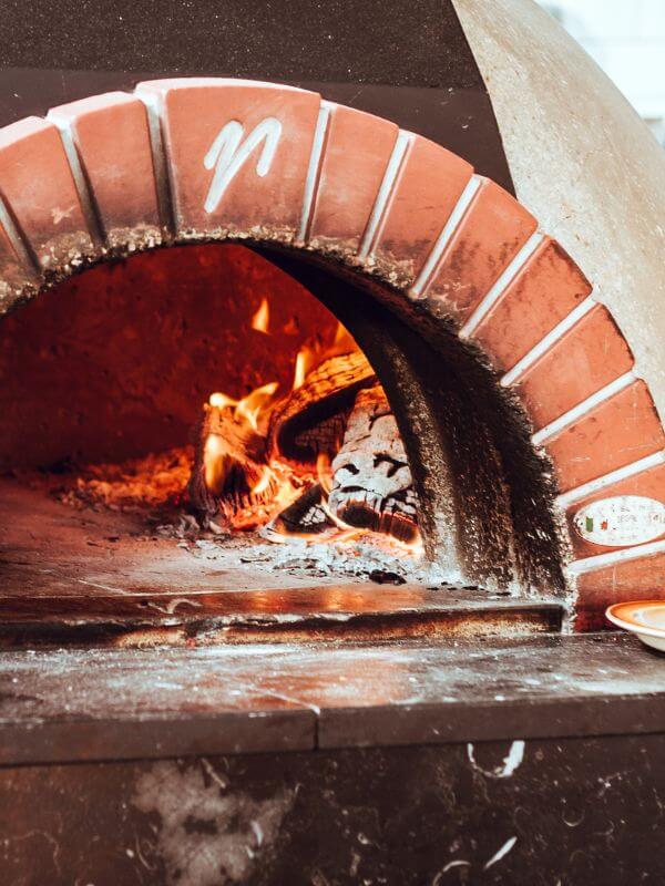 valoriani vesuvio wood fired pizza oven kit in commercial restaurant mobile friendly